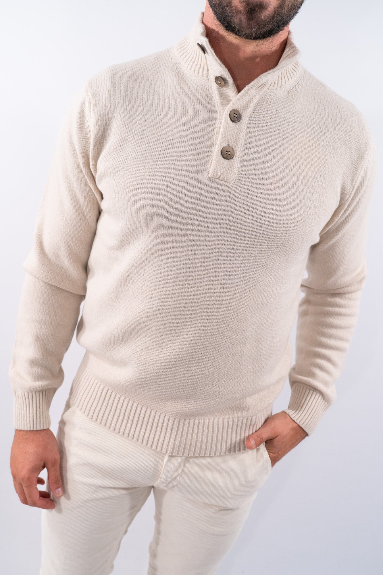 Maglione a lupetto con bottoni