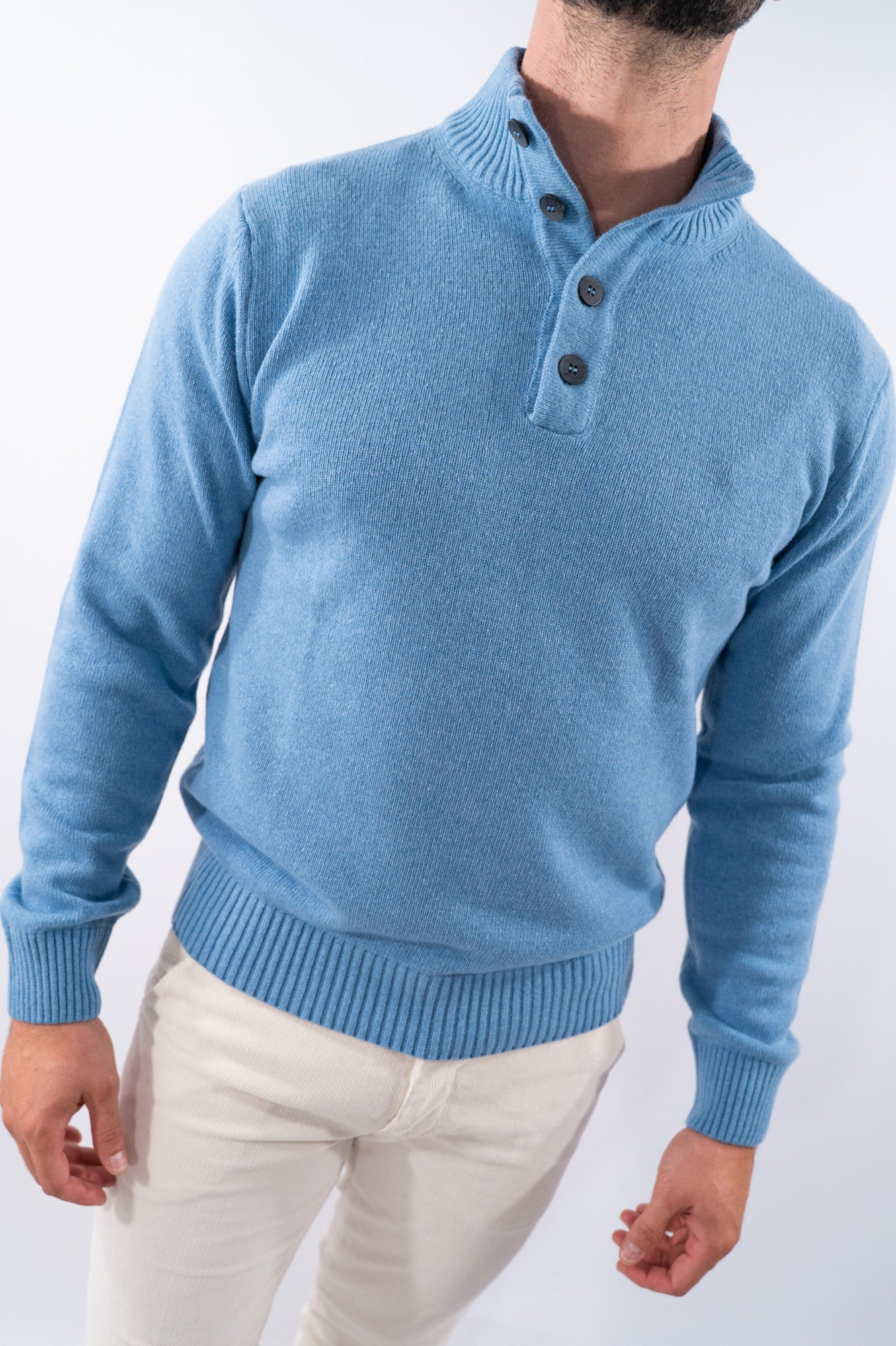 Maglione a lupetto con bottoni