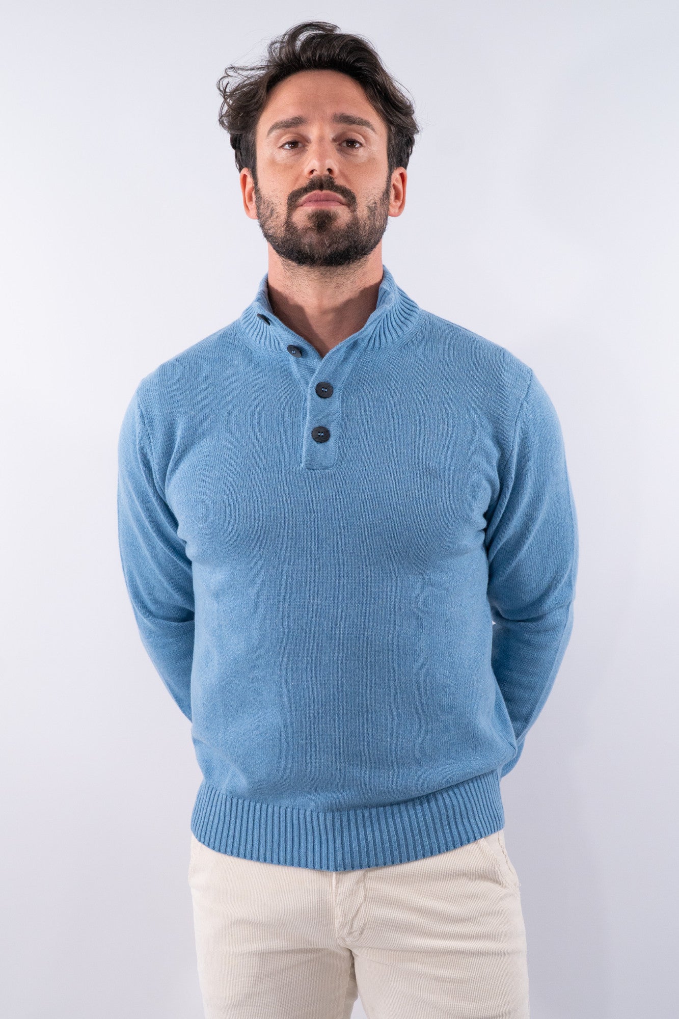 Maglione a lupetto con bottoni