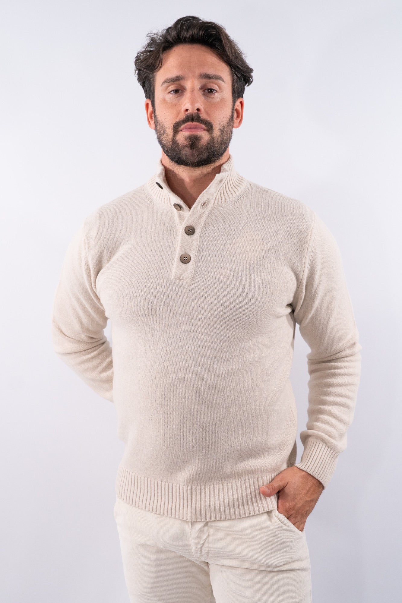 Maglione a lupetto con bottoni